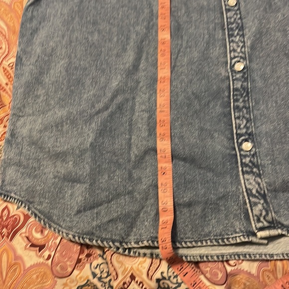 NWT LEVIS MEDIUM WASH OVERSIZED DENIM SHIRT - Picture 6 of 7
